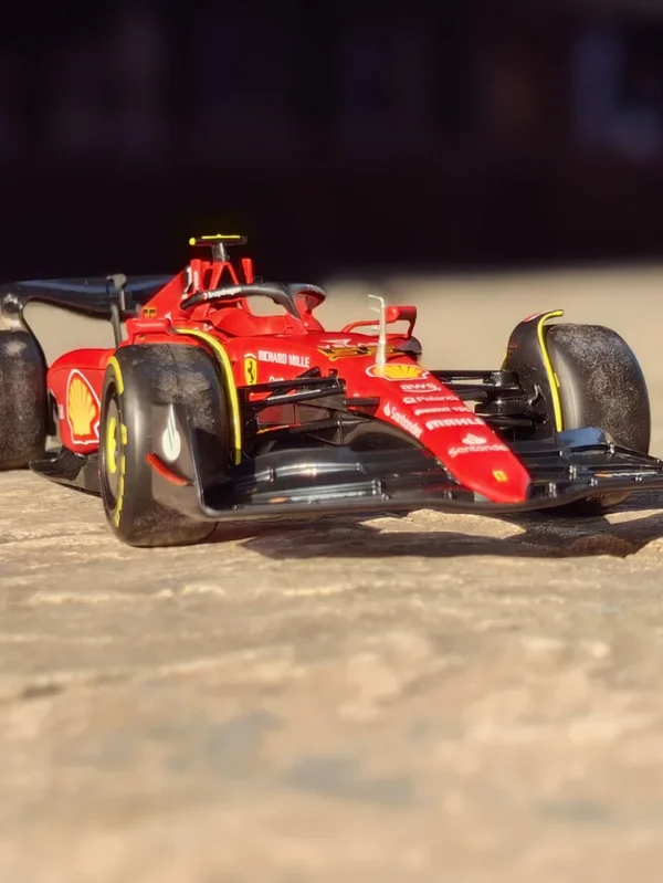Miniatura Burago 1:43 - Ferrari F1-75 #16 e #55 - Image 3