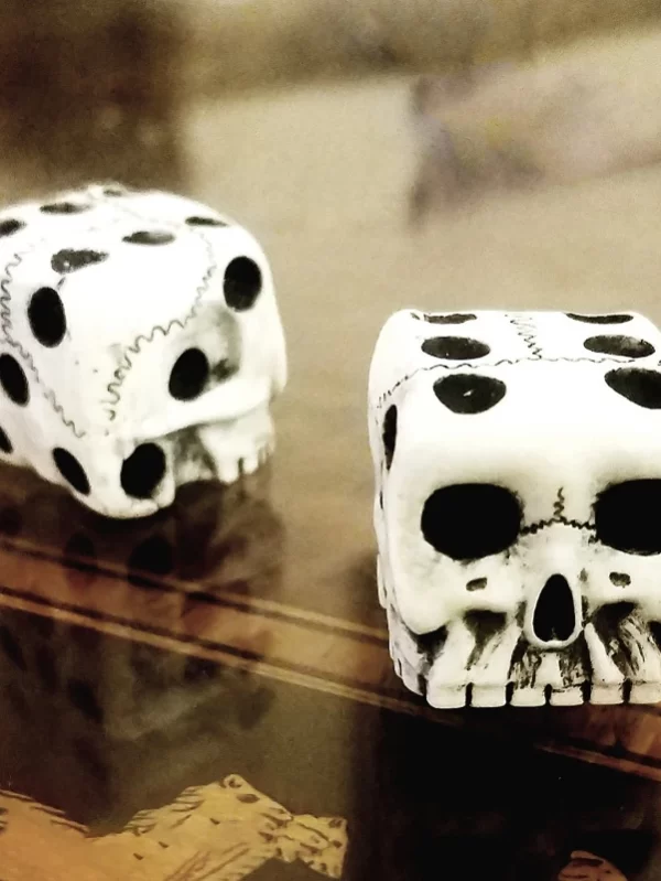 6-face 6 lados resina dot dice, padrão do crânio, ponto preto e branco, melhor para o tabuleiro de jogo, rpg, rpg, rpg, halloween, 1 pcs